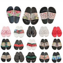 Diseñadores para hombre Diapositivas Zapatillas para mujer Moda Luxurys Zapatilla floral Cuero Pisos de goma Sandalias Zapatos de playa de verano Mocasines Gear Bottoms Sliders