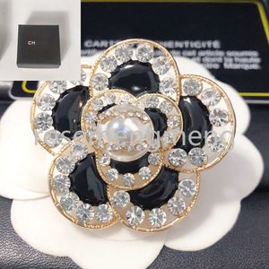 Avec boîte New Crystal Brooches Designer Pins Lettre de marque Brooch High Quality Pearl Pin Bijoux Pin Top Vendre la robe pour femmes Mari Mariage de mariage Cadeaux