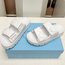 Con caja Nuevas sandalias plataforma P Sandalias interiores de piel de oveja con suela gruesa Fondo de muffin Piel de oveja interior 3 cm Zapatillas de verano Cuñas al aire libre Diapositivas triángulo casual