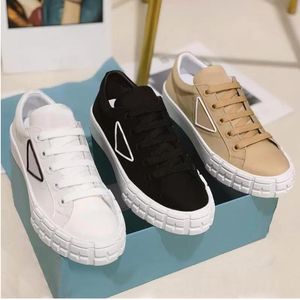 Avec box Prad Womens Casual Sports Chaussures Travel Fashion Blanc Blanc Black Femmes Lace-Up Sneaker 100% Tissu en cuir Gym Plat Bottom Shoe Designe Sk