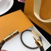 Avec une bo￮te Femmes Men Bracelets en cuir Brown Old Flower Letter Lover's Charm Bracelet Bangle Gold Color Jewelry Accessoires 17/19 cm Option