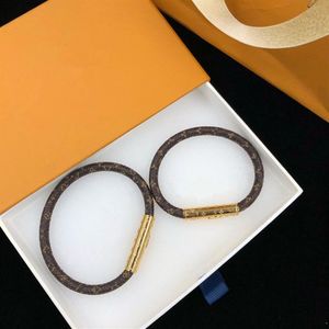 Avec une boîte Femmes Bracelets en cuir brunes Brown Old Flower Letter Lover's Charm Bracelet Bangle Gold Color Jewelry Accessoires 17 278U
