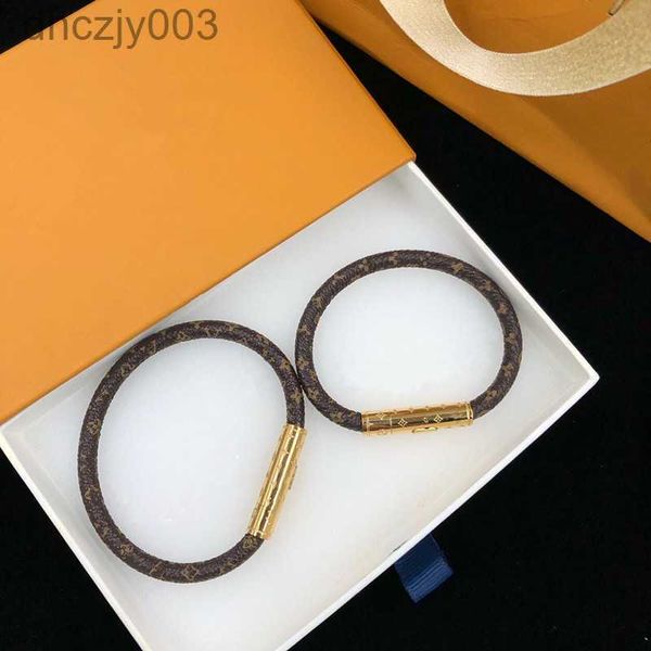 Con caja Mujeres Hombres Pulseras de cuero Marrón Flor vieja Carta Amantes Pulsera con dijes Brazalete Color dorado Accesorios de joyería 17/19 cm Opción M4KX