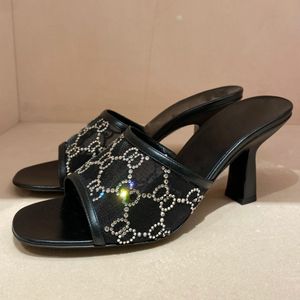 Con caja de sandalias de diamantes de imitación de diamantes de diamantes de diablo de gasa de diseño para mujeres: zapatillas de moda con tacón de 7,5 cm de alta calidad