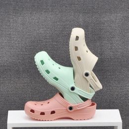 Avec boîte femmes sandales d'été diapositives décontractées pantoufles de plage respirant trou appartements Croci mâle eau chaussures creuses c2JH #