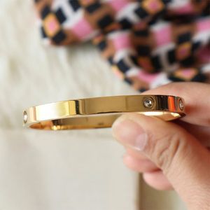 Met diamanten Loves-armbanden Damessieraden Luxe Feminina Bangle Dupes Designer Trendy Hoge kwaliteit 18k geelgouden armband zonder doos