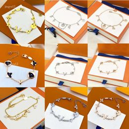 Met EEFS Designer Box L-Series Charmarmbanden voor vrouwen 20 stijlen Sier Letter Small Flower Bracelet ingelegd Crystal Fashion GI