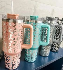 Quencher Tazas de 40 oz Estampado de leopardo con tapa con asa Taza de cerveza de paja Botella de agua Recubrimiento en polvo Taza para acampar al aire libre Beber con aislamiento al vacío 5 colores