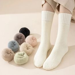 Avec de longues chaussettes froides en cachemire de neige Harajuku pour femmes, chaussettes d'hiver épaisses à la mode et chaudes en laine, Style rétro aux chaussettes 240108
