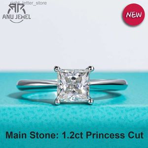 Com pedras laterais AnuJewel 1.2ct Princess Cut D Cor Moissanite Anel de noivado 925 prata esterlina anel de casamento para mulheres joias finas atacado YQ231209