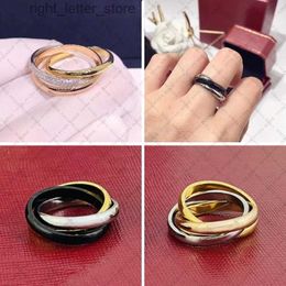 Met zijstenen Klassiek Populair Titanium Staal Driekleurige driering Rose gouden ring Mannen en vrouwen Romantische trouwring Luxe sieraden voor koppels YQ231209