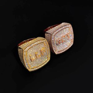 Avec des pierres latérales Lettre personnalisée Bague hiphop cubaine Bijoux Zircon Plaqué or 18 carats Personnalité Design Couple Marque de mode poussière vers le bas blingbling Bagues pour hommes