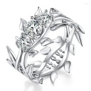 Avec des pierres latérales Hainon Rose Flowers Leaf Cross Rings Couleur en argent pour femmes Crystal Ring Fashion Engagements Bijoux