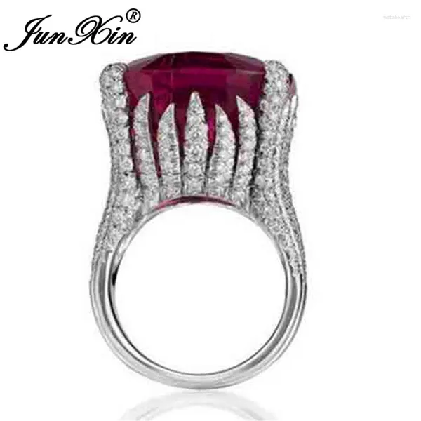 Avec des pierres latérales Junxin Square Stone Big anneaux pour femmes hommes couleurs argentées métal vintage anneau de mariage en cristal féminin mâle rouge rose rouge zircon