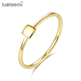 Avec des pierres latérales Luoteemi Brand Design Gold Color Dinger Ring Fomen Women Wedding Simple Square Shape Bride Anneaux Fine Bijoux Bijoux Femme