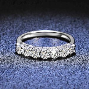 Met zijstenen Luxe 18K witgoud 0,7 CT 3 mm edelsteen diamanten Moissanite ringen voor vrouwen bijpassende trouwring stapelbare ring YQ231209