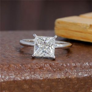 Mit seitlichen Steinen Randh Princess Cut 7,0 MM Solitär 2,0 Karat Silikonring Massives 14 Karat Weißgold D Farbe VVS Verlobungsring für Damen, individuelle Anpassung 230711