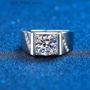 Avec pierres latérales véritable bague moissanite pour hommes 925 argent sterling 2 Crt rond brillant diamants bague de fiançailles bijoux de mariage masculin inclure la boîte YQ231209