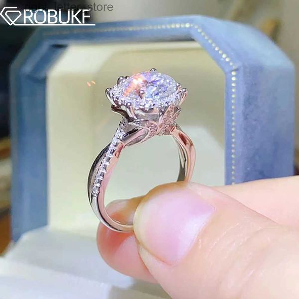 Com pedras laterais ROBUKF 1CT / 2CT certificado D cor anel de moissanite para mulheres S925 prata esterlina joias noiva casamento banda de noivado atacado YQ231209