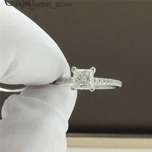 Met zijstenen Zilver 925 Origineel 1 Diamant Test Past Briljant Geslepen D Kleur Vierkante Moissanite Trouwring voor Vrouwen Edelsteen Sieraden YQ231209