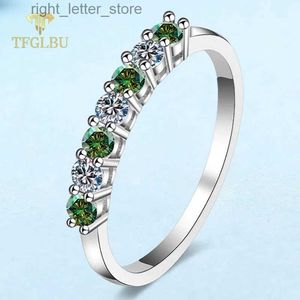 Met zijstenen TFGLBU Kleurrijke Shine 0.7CTTW Uitstekende Cut Moissanite 925 Sterling Sliver Ring voor Vrouwen Half Enternity Band Gift GRA Sieraden YQ231209