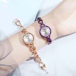 Bracelet pour femmes montre la tendance et la montre de femme de loi sur le quartz.