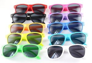 Lunettes de soleil Wolesale 13 Couleurs pour enfants Plastic Luxury Designer Sun Glasses Retro Vintage Square Vendre des lunettes populaires par 1543