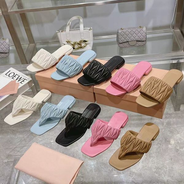 Femme Slippers Slippers Designer Chaussures pour femmes classiques talons plats Summer Metal Lazy Carton Big Flops Flops Cuir Slides Hotel Bath Dames Sandals Taille 35-41 avec boîte