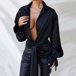 Vrouw zwart sexy v nek bladerdeeg mouw blouses vrouwelijke mode elegante bandage onregelmatige losse shirts casual plus size tops 210517