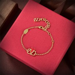 Valentino Femme Bracelets porte-bonheur lettre V or métal chaîne Bracelet Designer perle luxe Vlogo bijoux femmes 9823