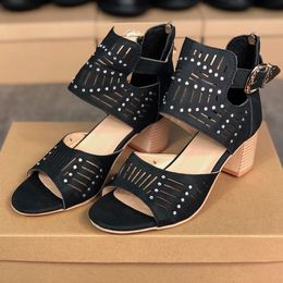 Vrouw klassieke hoge hakken sandalen grof hak lederen luxe designer suède schoenen metalen gesp party bezetting sexy sandalen maat 34-43