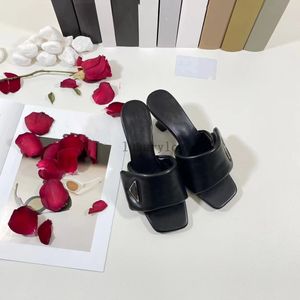 Femme Designer Sandal Slides Chaussures Homme de luxe Pantoufles Été Soft Rembourré Cuir Nappa Slide Métal Triangle Lug Bande de roulement Semelle en caoutchouc 3.7 03