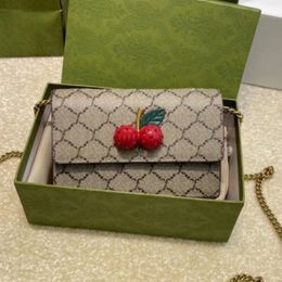 2024 Mini bolsos de hombro de cereza bolso de diseñador mujer crossbody cadena bolsas de lujo señora fruta monedero letras impresas lindo