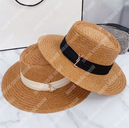 Vrouw gemonteerd stro emmer hoed zomer casual gras vlecht luxe brede rand hoed gouden letters buckle mode sunhat