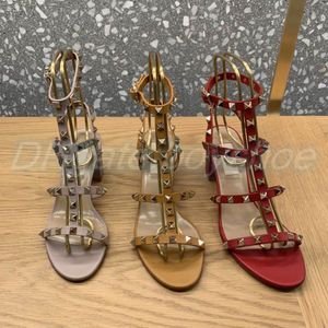 vrouw Lederen Strappy designer Sandalen luxe klinknagel platform hak hoge hak Echte man slipper Bruiloft Zwarte zomer schoen zwembad glijbaan snelle verzending