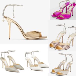 Mujer diseñadora de lujo Sandalia Tacones altos Ivory Saeda 100 Satin Patent Leather Pointed-Toe Open Crystal Chain de cristal Stiletto Heel Fiesta de boda Sandalias Sandalias