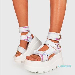 Vrouw luxe designer sandalen zomer mode dame dia's platform wiggen hoge hak sandaal zachte lederen open teen gesp band gemengde kleuren
