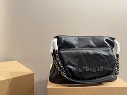 Femme luxe grande capacité sac à bandoulière médiéval fourre-tout CC personnalité de la mode adapté pour voyage tir de rue printemps été 2024 nouveau modèle