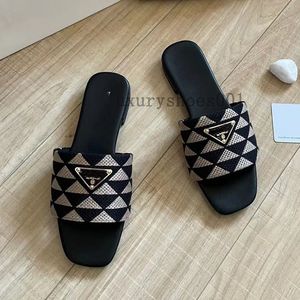 Mujer Hombre Prad Triángulo Zapatillas Diseñador Sandalia Zapato de lujo Tela Zapatilla Bordar Sandale Piscina Moda Casual Tacón plano Diapositiva Summe Mocasín deslizante al aire libre 3.7 01