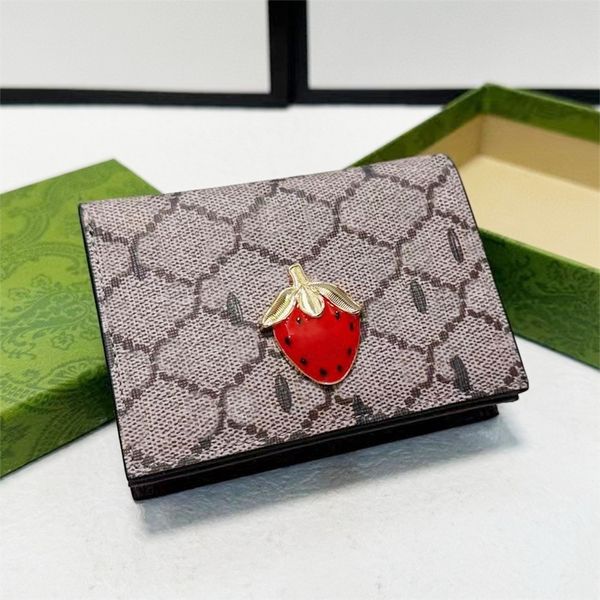 Femme Mini Strawberry Portefeuilles Designer Cerise Portefeuille Porte-cartes Dame de luxe Portefeuilles courts Mode Mignon Bourse Imprimer Lettres Peau de vache 5A