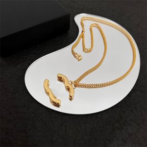 Vrouw hanger kettingen 2023 nieuwste cclies gouden chokers ketting luxe ontwerper sieraden vrouwen klassiekers c logo parel trui ketting 3655