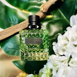 Mujer perfume nacido en fantasía de coral verde intensa roman