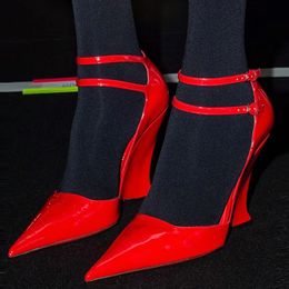 Femme Pompe avec talon compensé Flamme Rouge Chaussures de luxe Designer 105mm Cuir Verni Bouts pointus Mode Robe Chaussure Cheville Sangle Dame Sandale Fête Talon Haut Lides Avec boîte