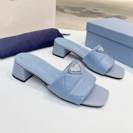 Designer Sandals Femme matelassée coulée à talon Mule à talon bas Slipper noir blanc désert de la plage d'été de la piscine confort