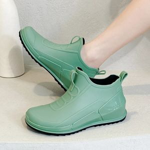 Chaussures De pluie femme bottes en caoutchouc imperméables dames chaussures plates décontractées à enfiler bottes De pluie femme isolée jardin galoches Botas De Chuva 240228