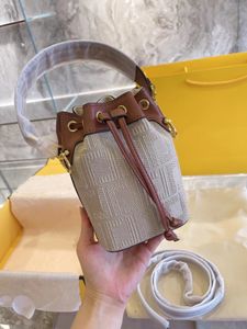 De bucket designerzak van de vrouw 2F Bruin geborduurde mini-emmerszakken wordt verfraaid met een trekkoord en verhoogd metaal