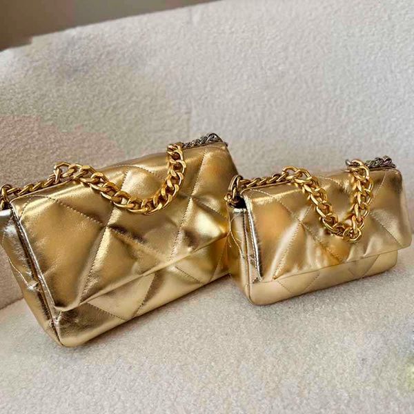 Bolsos de hombro de diseñador de lujo para mujer Tote 2023 Nueva moda Clamshell Crossbody Bag Gold Silver Texture Sheepskin Cadena de metal Paquete de sobre Venta directa de fábrica