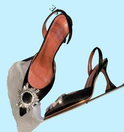 Vrouw Sandalen Italië Amina Muaddi Zwart Satin Begum Sling Heel Amina Muaddi Begum Crystal Broche Slingback Pumps Zwarte schoenen 7907822