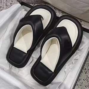 Sandalias de mujer Chanclas de cuero Chanclas planas Zapatos de mulas Correas cruzadas de diseñador Rosa Negro Colores de caramelo Zapatilla de playa de niña de verano con caja NO357