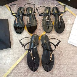 Damessandalen Nieuwe aankomst designer Platte sandalen strandslippers slides metalen strip Zwart Lakleer Dames Eerbetoon Echt Leer Letter metalen gesp damesschoenen